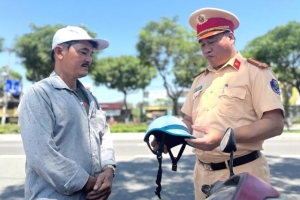 Đà Nẵng: 2.000 mũ bảo hiểm đạt chuẩn được CSGT trao tận tay người dân đi đường