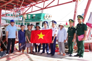 Đoàn Đặc nhiệm PCTP ma túy số 4 tuyên truyền pháp luật cho ngư dân tại cảng cá Gành Hào