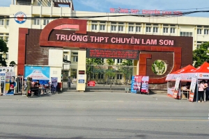 Các thí sinh dự thi tuyển sinh vào lớp 10 THPT Chuyên Lam Sơn hoàn thành bài thi môn chuyên