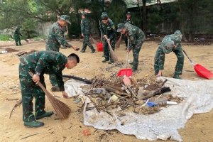 Chiến sĩ đảo Trần thu gom hơn 5 tấn rác, chung tay làm sạch môi trường biển
