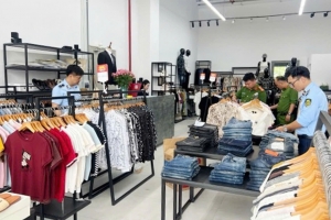 Hưng Yên: Phát hiện quần áo mang nhãn hiệu Lacoste, Adidas có dấu hiệu giả mạo tại 2 cửa hàng