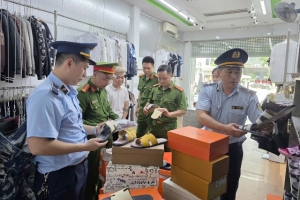 Nghệ An: Phát hiện, xử lý hộ kinh doanh buôn bán dép giả mạo nhãn hiệu