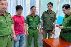 Tây Ninh: Khởi tố, bắt tạm giam 2 bị can trong đường dây sản xuất dầu gió giả