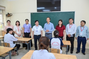 Thứ trưởng Phạm Ngọc Thưởng kiểm tra điểm thi và động viên thí sinh ngày làm thủ tục dự thi tốt nghiệp THPT