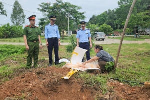 Lạng Sơn: Tiêu hủy 40kg mỡ gà không rõ nguồn gốc tại Hữu Lũng