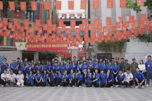 Chùm ảnh ngày thi tốt nghiệp THPT đầu tiên: Sĩ tử tự tin vượt vũ môn, phụ huynh thấp thỏm chờ con ngoài cổng trường