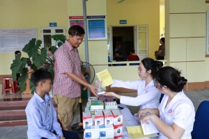 Bệnh viện Đa khoa tỉnh Quảng Ninh: Khám bệnh và cấp thuốc miễn phí cho nhân dân xã Đầm Hà