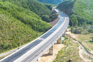 Cao tốc La Sơn - Hòa Liên 4 làn xe chuẩn bị về đích