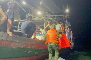 Đồn Biên phòng Quảng Đức cứu nạn thành công 3 ngư dân gặp nạn trên biển