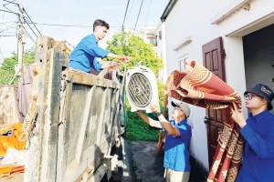 Đoàn viên, thanh niên Bắc Ninh hỗ trợ người dân di dời tài sản phục vụ Dự án sân bay Gia Bình