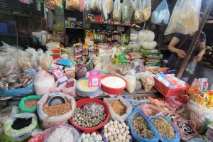 Góc khuất phía sau những chai sốt giá rẻ và gia vị không nhãn mác