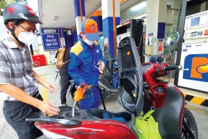 Đề xuất tiếp tục lưu thông xăng E5 để người dân có thêm thời gian chuyển đổi phương tiện