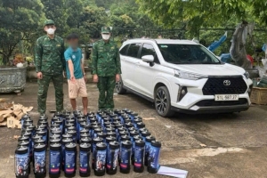 Bắt giữ đối tượng vận chuyển 92 bình khí cười không rõ nguồn gốc