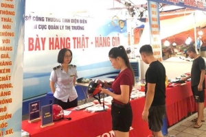 Điện Biên: Trưng bày hàng thật, hàng giả thu hút sự quan tâm của người tiêu dùng
