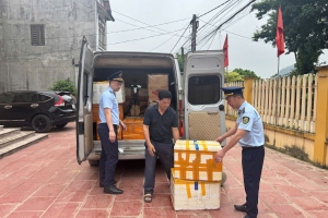 Lạng Sơn: Xử phạt tài xế xe khách vận chuyển thực phẩm và hàng hóa không rõ nguồn gốc