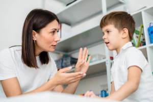 Vì sao trẻ tăng động càng lớn càng khó kiểm soát hành vi?