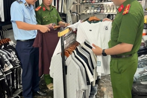 Tuyên Quang: Đội QLTT số 2 xử phạt hàng loạt cơ sở kinh doanh quần áo giả mạo nhãn hiệu