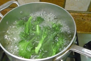 Nước luộc rau có nên tận dụng để nấu canh? Điều nhiều người chưa biết