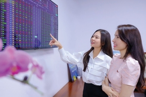 Nhà đầu tư cần gì giữa “cơn bão” thông tin?