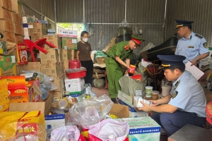 Lạng Sơn: Tiêu hủy lô phụ gia thực phẩm nhập lậu không rõ nguồn gốc