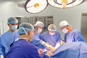 Bệnh nhân người Anh tránh nguy cơ mất chức năng cánh tay nhờ kỹ thuật thay khớp vai đảo ngược tại Vinmec Hải Phòng