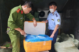 Bắc Ninh: Tạm giữ hơn 1,6 tấn thực phẩm đông lạnh bốc mùi hôi thối, không rõ nguồn gốc