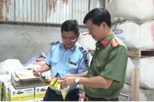 Đồng Nai: Triệt phá cơ sở sản xuất 46 tấn keo dán gạch nghi giả mạo nhãn hiệu