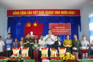 Hải đoàn 42 tuyên truyền pháp luật cho Nhân dân xã Tam Giang, tỉnh Cà Mau