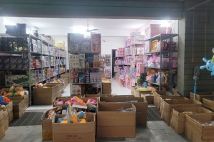 Đồ chơi trẻ em không nhãn phụ tiếng Việt tràn lan dịp hè
