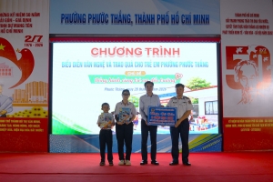 Bộ Tư lệnh Vùng Cảnh sát biển 3 nhận đỡ đầu hai học sinh có hoàn cảnh đặc biệt khó khăn