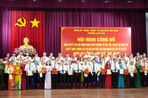 Quảng Ninh: Phường Cẩm Phả công bố các quyết định sắp xếp, thành lập, nhân sự các khu phố