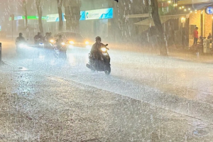 Vùng áp thấp vào Biển Đông, có thể mạnh thành bão số 1
