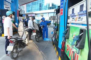 Xăng E10 tiêu thụ 800 triệu lít sau gần một tháng triển khai