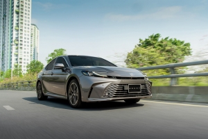 Toyota Việt Nam công bố điều chỉnh giá bán Camry HEV Premium