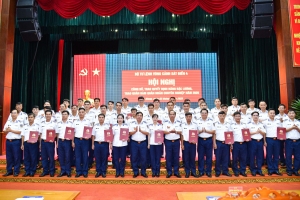 Vùng Cảnh sát biển 4 trao quyết định nâng bậc lương, thăng quân hàm năm 2026