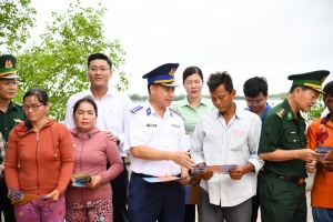 Vùng Cảnh sát biển 3 tuyên truyền pháp luật, đồng hành cùng ngư dân tại xã An Thới Đông
