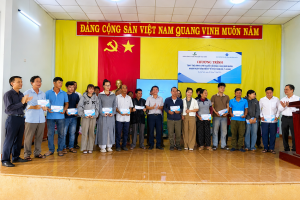 BSR tặng hàng trăm thẻ bảo hiểm y tế cho người nghèo khu vực Nhà máy Lọc dầu Dung Quất