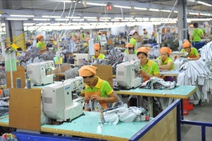 Thu nhập người lao động khởi sắc, áp lực chi phí sinh hoạt vẫn hiện hữu
