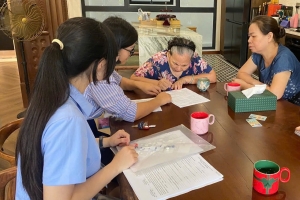 Hà Nội hỗ trợ làm thủ tục nhận lương hưu tại nhà cho người cao tuổi, sức khỏe yếu