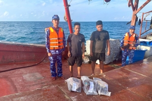 Vùng Cảnh sát biển 4 bắt giữ tàu cá có nhiều dấu hiệu vi phạm nghiêm trọng quy định về IUU