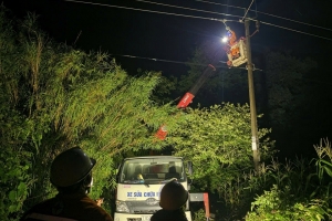 Những "chiến sĩ áo cam" xuyên đêm giữ sáng dòng điện nơi biên cương Tổ quốc
