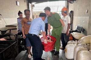 Gia Lai: Phát hiện và buộc tiêu hủy hơn 2 tấn da lợn, mỡ lợn bốc mùi