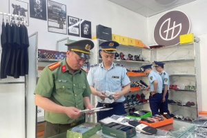 Lạng Sơn: Tạm giữ gần 100 sản phẩm thời trang có dấu hiệu giả mạo nhãn hiệu