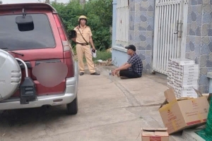 Vĩnh Long: Phát hiện xe ô tô vận chuyển hơn 1.200 bao thuốc lá lậu trên Quốc lộ 57C