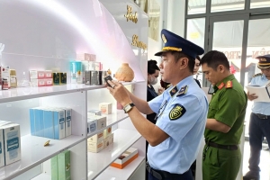 Cà Mau: Xử lý cơ sở kinh doanh mỹ phẩm trôi nổi, không giấy phép
