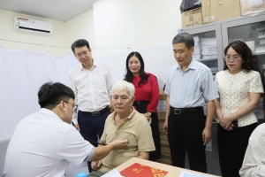 Hà Nội: Phường Cửa Nam khám sức khỏe, tặng quà tri ân gần 470 người có công với cách mạng