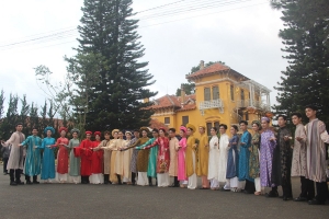 100 tà áo dài kể chuyện Nam Phương Hoàng hậu giữa mưa Đà Lạt