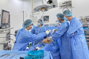 Vinmec Đà Nẵng mổ cấp cứu loại bỏ khối u buồng trứng khổng lồ cho bệnh nhân suy thận