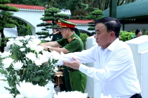 Thường trực Ban Bí thư Trần Cẩm Tú dâng hương tri ân các anh hùng liệt sĩ tại Ngã ba Đồng Lộc