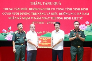 Chủ tịch UBND tỉnh Ninh Bình thăm, tặng quà người có công nhân dịp 27/7